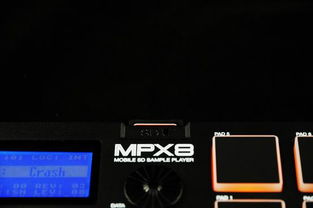 口袋里的节奏大师 Akai MPX8 与图文设计的创意碰撞
